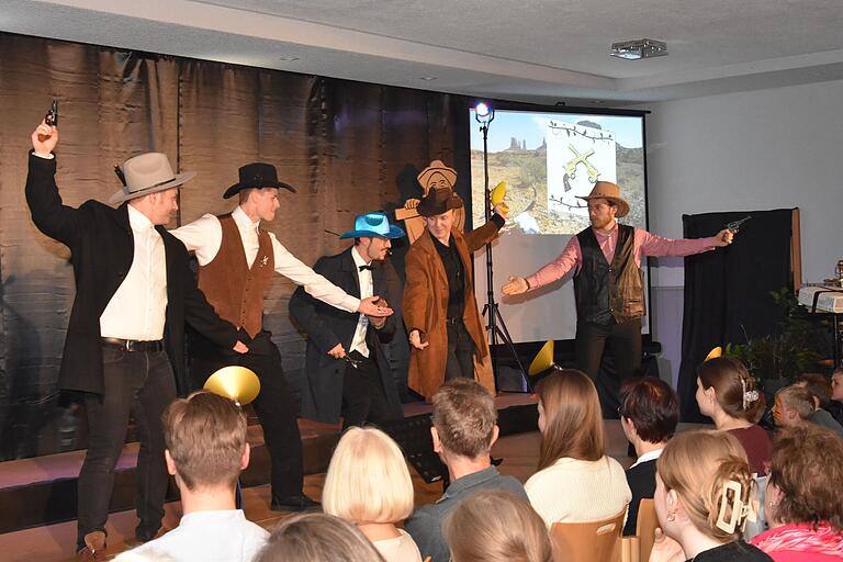 Chöre die mit ihren Stimmen begeisterten, auf der Showbühne bei der Verleihung des Goldenen Pfeifer im Frohsinn Haus. Chöre die mit ihren Stimmen begeisterten, auf der Showbühne bei der Verleihung des Goldenen Pfeifer im Frohsinn Haus.
