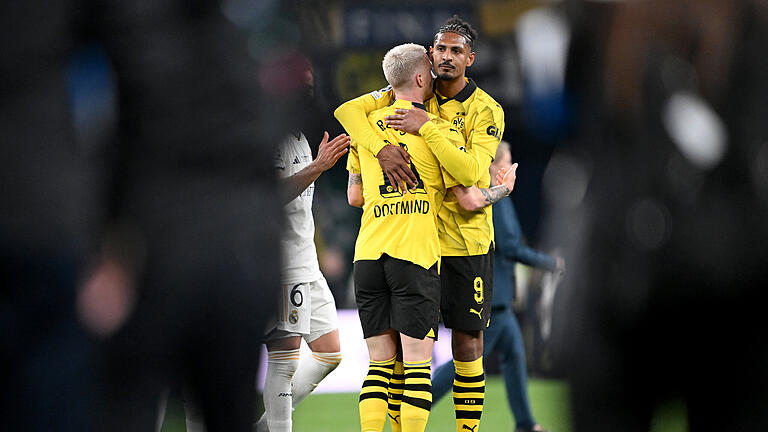 Borussia Dortmund - Real Madrid.jpeg       -  01.06.2024, Großbritannien, London: Fußball: Champions League, Borussia Dortmund - Real Madrid, Finale, Wembley Stadion, Dortmunds Sébastien Haller (r) und Dortmunds Marco Reus umarmen sich nach der Niederlage. Foto: Robert Michael/dpa +++ dpa-Bildfunk +++