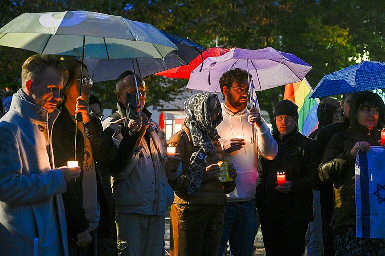 Bei einer Mahnwache in Würzburg wurden die Namen der Hamas-Geiseln verlesen und an die Opfer des grausamen Hamas-Angriffs auf Israel erinnert.&nbsp;