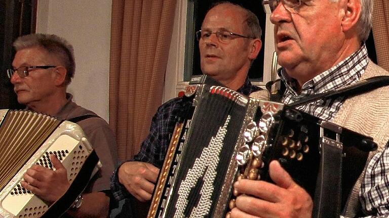 Rund 15 Musikanten waren dabei. Rund 15 Musikanten waren dabei.