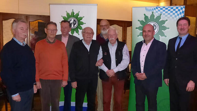 Ehrungen standen bei der Jahresversammlung der Gewerkschaft der Polizei an (von links): Willy Schneider, Friedrich Busche, Wolfgang Dietz, Erwin Fischer, Franz Schlembach, Gerhard Fischer, Christian Schulz und Matthias Kleren.  Foto: Jennifer Heuß       -  Ehrungen standen bei der Jahresversammlung der Gewerkschaft der Polizei an (von links): Willy Schneider, Friedrich Busche, Wolfgang Dietz, Erwin Fischer, Franz Schlembach, Gerhard Fischer, Christian Schulz und Matthias Kleren.  Foto: Jennifer Heuß