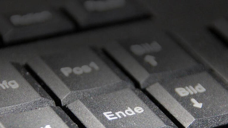 Rund die Hälfte der Abmeldungen im Sterbefall betreffen den digitalen Nachlass. Symbolfoto: Benedikt Borst - Rund die Hälfte der Abmeldungen im Sterbefall betreffen den digitalen Nachlass. Symbolfoto: Benedikt Borst Rund die Hälfte der Abmeldungen im Sterbefall betreffen den digitalen Nachlass. Symbolfoto: Benedikt Borst - Rund die Hälfte der Abmeldungen im Sterbefall betreffen den digitalen Nachlass. Symbolfoto: Benedikt Borst