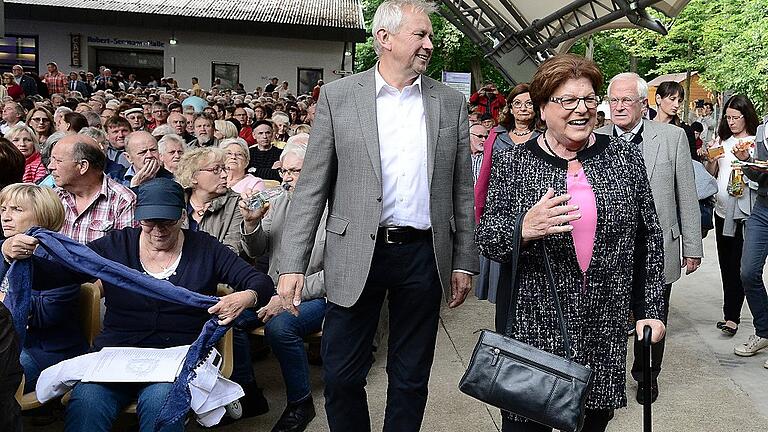 Bürgermeister Arthur Arnold begleitet Landtagspräsidentin Barbara Stamm an ihren Platz. Im Hintergrund Schweinfurts Bürgermeisterin Sorya Lippert und Georg Lippert.