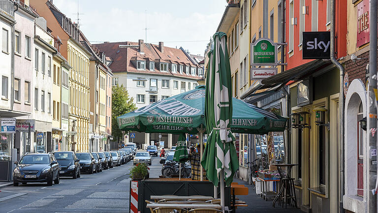 Blick in die Semmelstraße in Würzburg. Dort wird jedes Jahr am 24.August die Rückkunft der Kreuzberg-Wallfahrer mit der Zwiebelkirchweih gefeiert. Doch für die Wirte rechnet sich der zusätzliche Aufwand nicht mehr. Foto: Thomas Obermeier