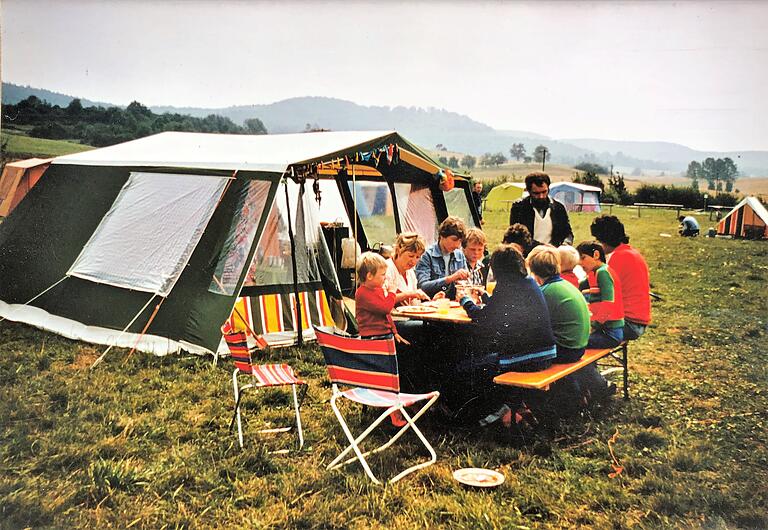 Sulzfeld Badesee, 70er Jahre: Einfach ging es zu auf der Wiese. Dafür waren die Gebühren unschlagbar günstig.&nbsp;