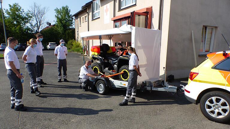 Multiplikator Bernd Pfaff (knieend) weist fünf Mitglieder in die Technik des neuen Quad ein Multiplikator Bernd Pfaff (knieend) weist fünf Mitglieder in die Technik des neuen Quad ein