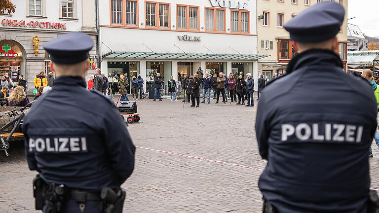 Kundgebung von 'Eltern stehen auf', hier am 14.11.20 am Oberen Markt in Würzburg.&nbsp;