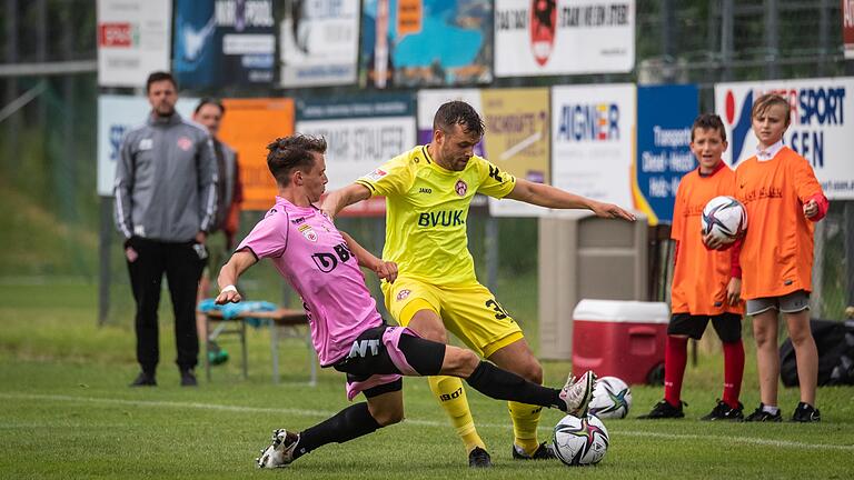 Die Würzburger Kickers mit Robert Herrmann (rechts) setzten sich deutlich gegen den FC Juniors OÖ durch.