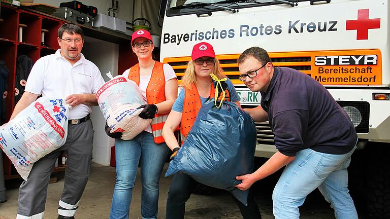 Viele ehrenamtliche Helferinnen und Helfer unterstützen mit Tatkraft die Altkleidersammlung des BRK-Kreisverbandes Haßberge, wie hier ein Team der BRK-Bereitschaft Memmelsdorf.