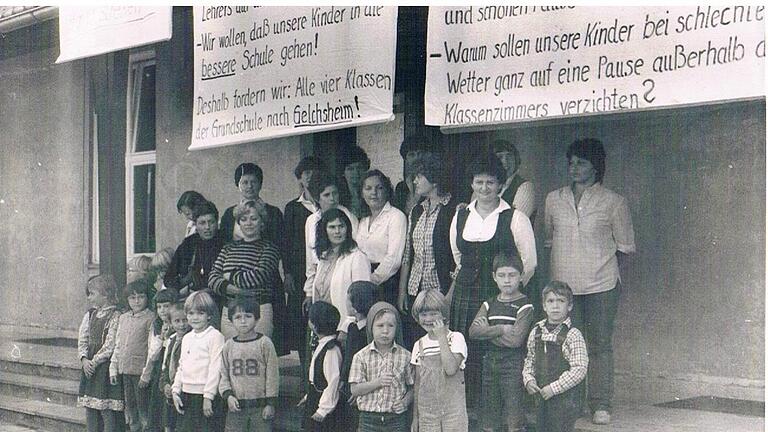 Mit einem Schulstreik unterstrichen vor rund 40 Jahren Eltern
ihr Forderung, die Grundschulkinder statt in der veralteten Auber Schule
im Gelchsheimer Schulhaus zu unterrichten.