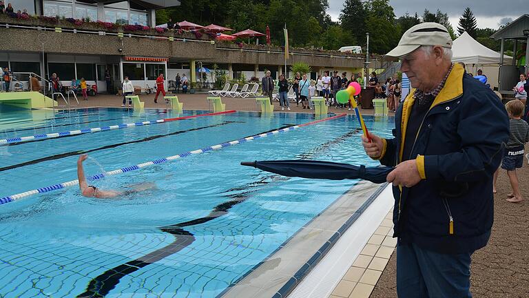 Der Altbademeister, Mitbegründer und Ehrenvorsitzende der Wasserwacht, Manfred Desch, eröffnete als erster Schwimmer das 50-Stunden-Schwimmen der Wasserwacht im Frammersbacher Freibad. Angefeuert wurde er von seinen Vereinskollegen.