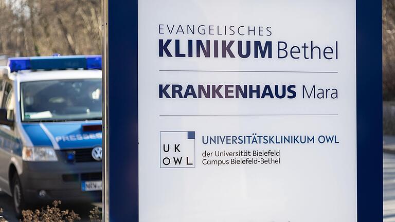 Polizisten durchsuchten das Evangelische Klinikum Bethel: Ein Assistenzarzt soll ehemalige Patientinnen betäubt, vergewaltigt und gefilmt haben.