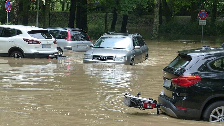 Auf dem Volkacher Weinfestplatz standen am Sonntag zahlreiche Autos unter Wasser.