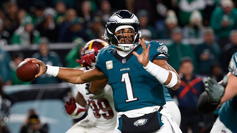 Philadelphia Eagles - Washington Commanders       -  Quarterback Jalen Hurts gewinnt mit Philadelphia das Spitzenspiel gegen Washington.