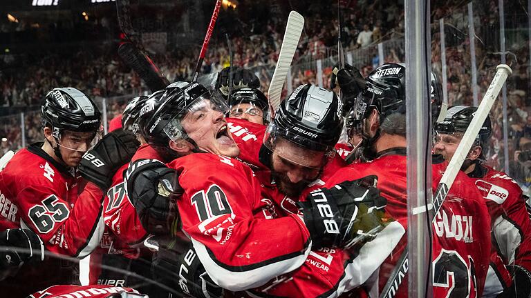 Kölner Haie - ERC Ingolstadt - Grenzenloser Jubel bei den Kölnern nach dem Finaleinzug. Kölner Haie - ERC Ingolstadt - Grenzenloser Jubel bei den Kölnern nach dem Finaleinzug.
