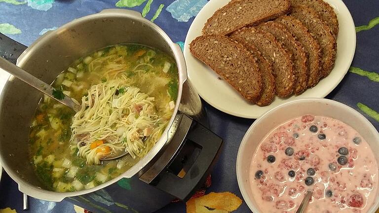 Deftig und fruchtig: Die Hühnersuppe und der Beerenjoghurt als Nachspeise waren lecker.