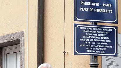 Die Bürgermeister von Haßfurt und Pierrelatte, Günther Werner und Marie-Pierre Mouton, enthüllten das neue Straßenschild, das auf die Städtepartnerschaft hinweist.