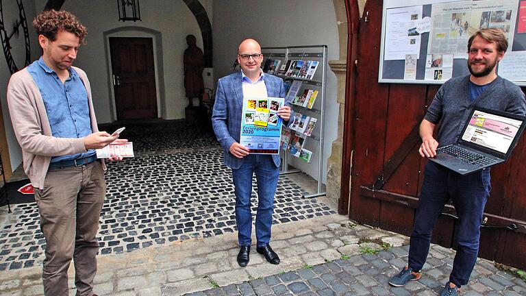 Das Ferienprogramm stellten Bürgermeister Michael Kastl (Mitte) mit dem  Plakat, Nikolas Zenzen (links) mit Blick auf sein Smartphone und Kilian  Düring (rechts) auf seinem Laptop vor. Gedruckte Programme gibt es dieses  Jahr wegen der Corona-Pandemie nicht.  Foto: Dieter Britz       -  Das Ferienprogramm stellten Bürgermeister Michael Kastl (Mitte) mit dem  Plakat, Nikolas Zenzen (links) mit Blick auf sein Smartphone und Kilian  Düring (rechts) auf seinem Laptop vor. Gedruckte Programme gibt es dieses  Jahr wegen der Corona-Pandemie nicht.  Foto: Dieter Britz