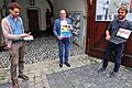 Das Ferienprogramm stellten Bürgermeister Michael Kastl (Mitte) mit dem  Plakat, Nikolas Zenzen (links) mit Blick auf sein Smartphone und Kilian  Düring (rechts) auf seinem Laptop vor. Gedruckte Programme gibt es dieses  Jahr wegen der Corona-Pandemie nicht.  Foto: Dieter Britz       -  Das Ferienprogramm stellten Bürgermeister Michael Kastl (Mitte) mit dem  Plakat, Nikolas Zenzen (links) mit Blick auf sein Smartphone und Kilian  Düring (rechts) auf seinem Laptop vor. Gedruckte Programme gibt es dieses  Jahr wegen der Corona-Pandemie nicht.  Foto: Dieter Britz