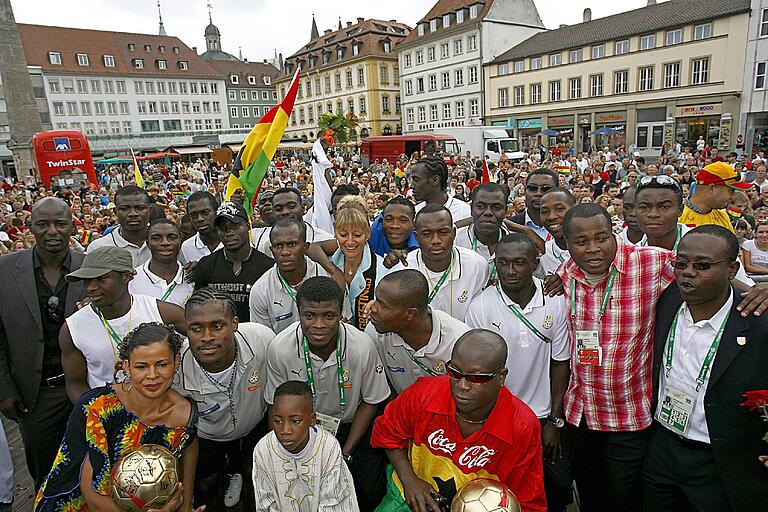 Nach dem Achtelfinal-Aus bei der WM 2006 verabschiedete sich die Nationalmannschaft Ghanas auf dem Würzburger Marktplatz von Fans. In der Bildmitte die damalige Oberbürgermeisterin Pia Beckmann. Nach dem Achtelfinal-Aus bei der WM 2006 verabschiedete sich die Nationalmannschaft Ghanas auf dem Würzburger Marktplatz von Fans. In der Bildmitte die damalige Oberbürgermeisterin Pia Beckmann.