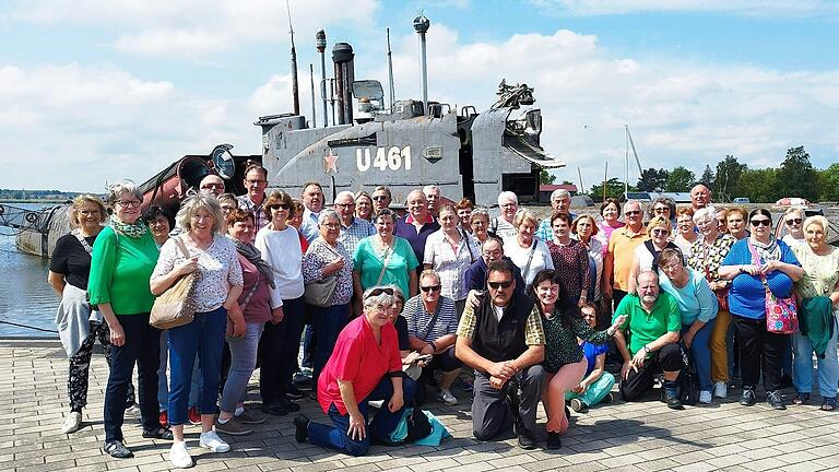 In Peenemünde versammelten sich die Fahrtteilnehmer zum Erinnerungsfoto vor dem U-Boot U-461.