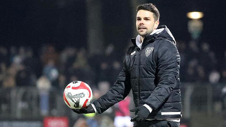 Bittet seine Mannschaft zum Ball: Trainer Victor Kleinhenz. Am Samstag testet der FC Schweinfurt 05 in Baunach gegen Ingolstadt II. Bittet seine Mannschaft zum Ball: Trainer Victor Kleinhenz. Am Samstag testet der FC Schweinfurt 05 in Baunach gegen Ingolstadt II.