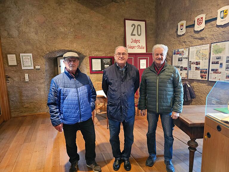 Die Sängerstube wurde im Jahr 2004 im obersten Stock des Hohntors eingerichtet. Zahlreiche Exponate belegen die beeindruckende Geschichte des Sängerkranzes. Im Bild von links: Ferdinand Görres (Schatzmeister), Werner Erb (Vorstand) und Helmut Bauer (Schriftführer). Die Sängerstube wurde im Jahr 2004 im obersten Stock des Hohntors eingerichtet. Zahlreiche Exponate belegen die beeindruckende Geschichte des Sängerkranzes. Im Bild von links: Ferdinand Görres (Schatzmeister), Werner Erb (Vorstand) und Helmut Bauer (Schriftführer).
