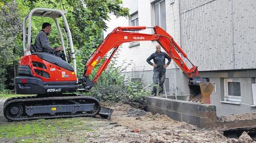 Umbau: Jetzt haben die Bagger am ehemaligen Pfarrzentrum St. Vinzenz in der Siedlung das Sagen.