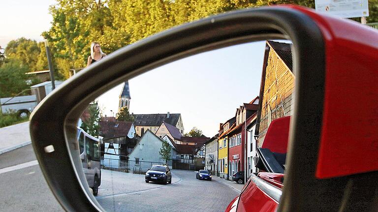 Die Ludwigstraße in Poppenlauer wurde saniert und ist bereits seit Oktober 2018 wieder befahrbar. Doch das Pflaster soll noch einmal herausgerissen  werden, da es nach Feststellungen eines Gutachters schlecht verlegt worden sein soll.  Dieter Britz       -  Die Ludwigstraße in Poppenlauer wurde saniert und ist bereits seit Oktober 2018 wieder befahrbar. Doch das Pflaster soll noch einmal herausgerissen  werden, da es nach Feststellungen eines Gutachters schlecht verlegt worden sein soll.  Dieter Britz