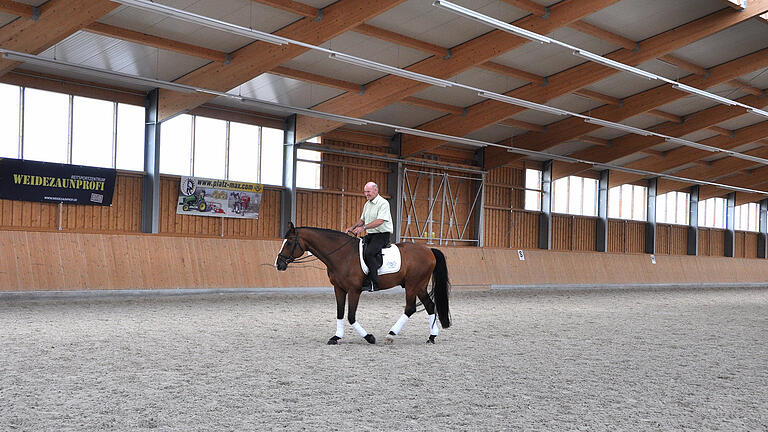 Hoch zu Ross und fest im Sattel: Landrat Eberhard Nuß auf Gut Moos. Foto: Wilma Wolf Hoch zu Ross und fest im Sattel: Landrat Eberhard Nuß auf Gut Moos. Foto: Wilma Wolf