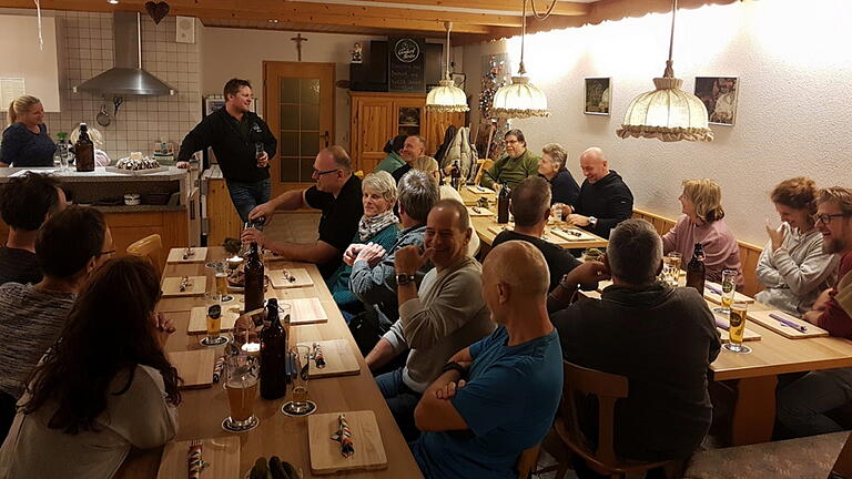 Braumeister Manuel Müller (stehend) bei der Jahresversammlung des BDS in Halsbach.