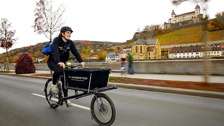 Die Radboten liefern die bestellte Ware nach Hause.