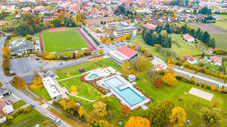 Blick von oben auf das Hofheimer Frei- und Hallenbad sowie die Grund- und Mittelschule. Sowohl das Hallenbad als auch das Schulgebäude müssen generalsaniert werden. Zwei Mammutprojekte.