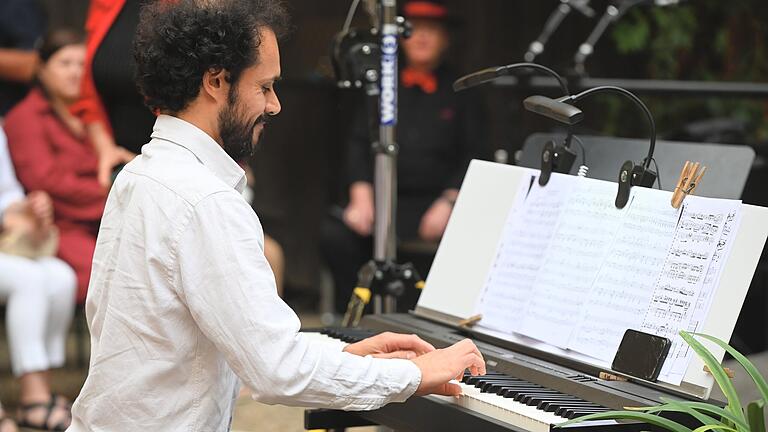 Der argentinischer Pianist Gervasio Ledesma beim Konzert des MV Volkach in Schloss Zeilitzheim.