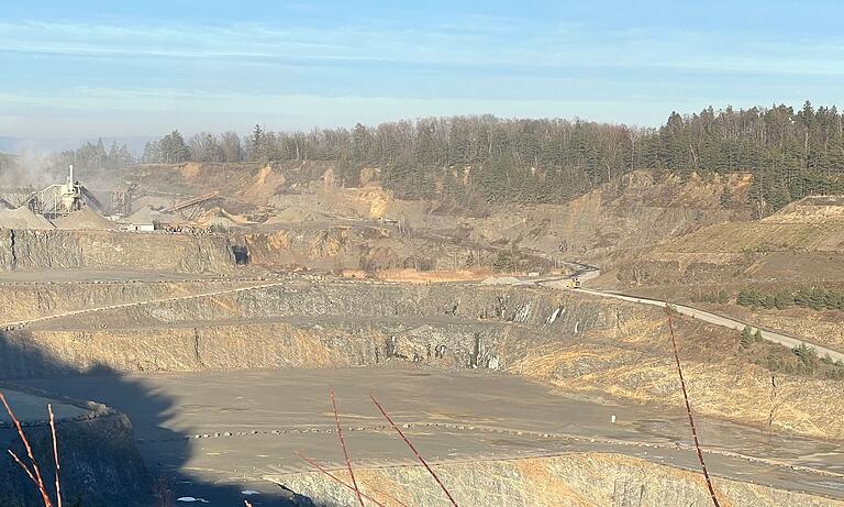 Der Steinbruch auf dem Zeilberg bei Maroldsweisach: Angesichts der Dimension des Abbaugebiets erscheinen dort Lastwagen klein wie Spielzeuge.