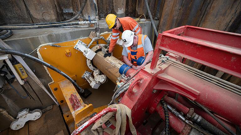 In Leingarten bei Heilbronn wird bereits eine unterirdische Trasse mit momentan noch leeren Rohren gebaut, durch die das SuedLink-Kabel später zum Umspannwerk laufen soll.&nbsp;