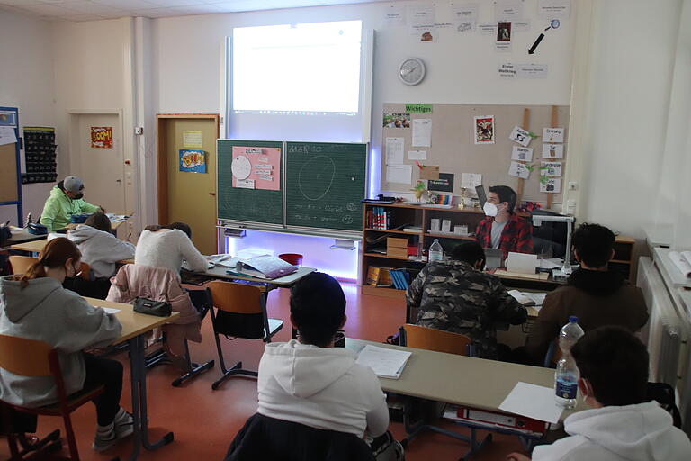 Alle Klassenzimmer der Grund- und Mittelschule Eußenheim sind mit Beamer und Dokumentenkamera ausgestattet. Im Bild Systembetreuer Johannes Kriegel in der 8. Klasse.