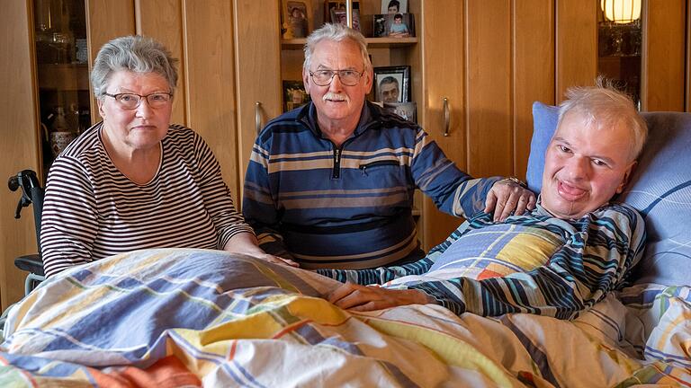 Ingrid und Helmut Kuypers mit ihrem Sohn Holger. Seit 46 Jahren sind die Eltern rund um die Uhr für ihren Sohn da. Für dieses außergewöhnliche Engagement erhielt der Vater jetzt das Bundesverdienstkreuz am Bande.&nbsp;