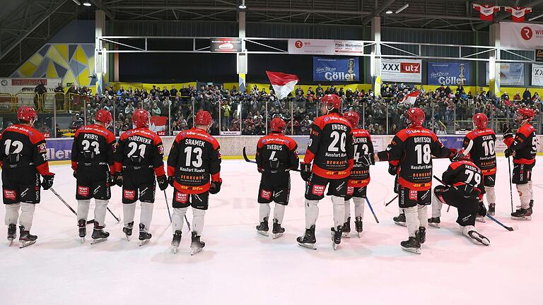 Abschied von über 1400 Fans: Die Spieler des ESC Haßfurt bedanken sich nach dem Halbfinal-Aus gegen Burgau bei ihrem Anhang.