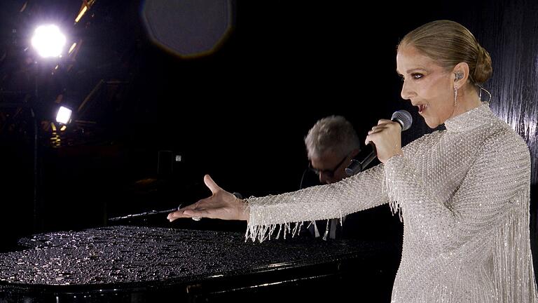 Céline Dion bei der Eröffnungsfeier der Olympischen Sommerspiele       -  Celine Dion feiert nach krankheitsbedingter Pause bei der Olympia-Eröffnungsfeier ihr Comeback