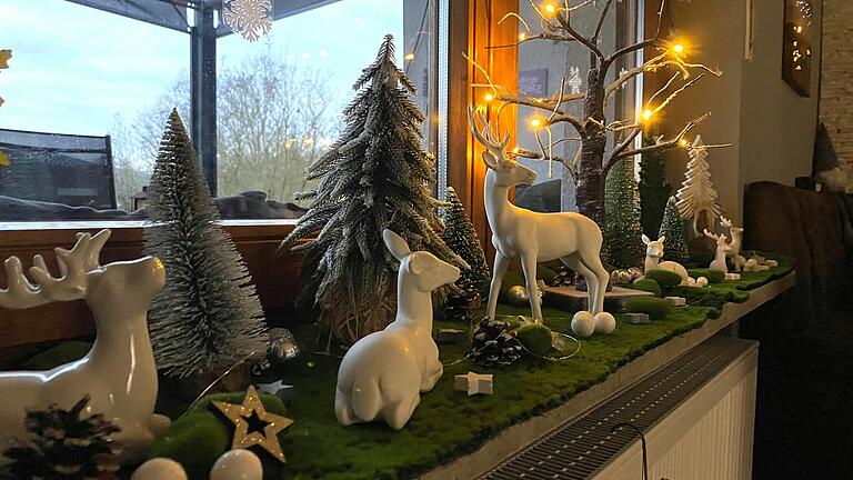 Eine große Fensterbank im Wohnzimmer ziert Doris Santangelos 'Winterwald'. Eine große Fensterbank im Wohnzimmer ziert Doris Santangelos 'Winterwald'.