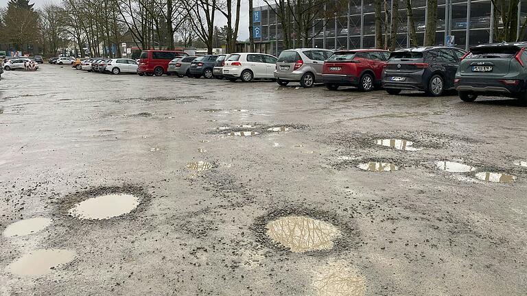 Auch die Schlaglöcher im Einfahrtsbereich sind vielen Nutzerinnen und Nutzern des Parkplatzes ein Dorn im Auge. Maßnahmen der Stadt hatten die Situation nur kurzfristig verbessert. Auch die Schlaglöcher im Einfahrtsbereich sind vielen Nutzerinnen und Nutzern des Parkplatzes ein Dorn im Auge. Maßnahmen der Stadt hatten die Situation nur kurzfristig verbessert.