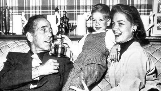 Eine glückliche Familie: Humphrey Bogart und Lauren Bacall 1952 mit Söhnchen Stephen, der Bogarts Oscar stemmt.