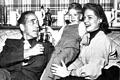 Eine glückliche Familie: Humphrey Bogart und Lauren Bacall 1952 mit Söhnchen Stephen, der Bogarts Oscar stemmt.