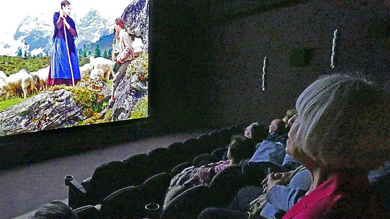 Ergreifender Moment: Nach über 60 Jahren sieht sich Barbara Rütting erstmals im Kino in der Rolle der &bdquo;Geierwally&ldquo; aus dem Jahr 1956.