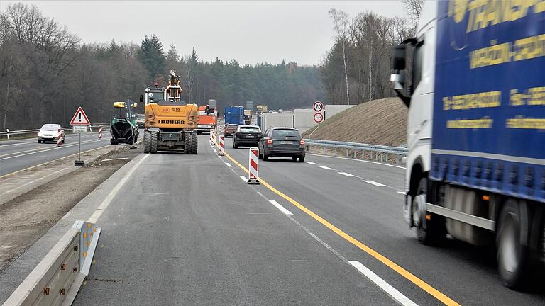 Zum Wochenende endet die Inselbaustelle in der Straßenmitte. Anschließend ist Gegenverkehr auf der neuen Fahrbahn (im Bild rechts mit Blick nach Süden) angesagt. Das Abfräsen des alten Straßenbelags (links) beginnt noch vor Weihnachten.