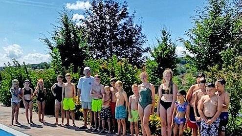 Rund 20 Kinder und Jugendliche haben am Ferienprogramm „Sommerfreuden im Freibad Maßbach mit der Wasserwacht“ teilgenommen. - Rund 20 Kinder und Jugendliche haben am Ferienprogramm „Sommerfreuden im Freibad Maßbach mit der Wasserwacht“ teilgenommen. Rund 20 Kinder und Jugendliche haben am Ferienprogramm „Sommerfreuden im Freibad Maßbach mit der Wasserwacht“ teilgenommen. - Rund 20 Kinder und Jugendliche haben am Ferienprogramm „Sommerfreuden im Freibad Maßbach mit der Wasserwacht“ teilgenommen.