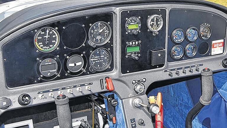 Technisches Know-How ist gefragt: Ein Blick auf die komplexe Überwachungstafel im Cockpit.