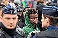 TOPSHOT-FRANCE-EUROPE-MIGRANTS-BRITAIN-CALAIS-DEMOLITION       -  Ein junger Flüchtling wartet in Calais vor den Augen der Polizei auf den Abtransport in eine andere Region Frankreichs.