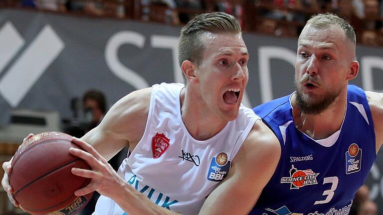 Basketball - easyCredit BBL - s.Oliver Wuerzburg - Science City Jena - Bestritt sein bislang bestes Spiel im Trikot von s.Oliver-Würzburg beim Sieg gegen Jena: E. J. Singler (links) lässt sich auch in dieser Szene nicht von Martynas Mazeika (Jena) aufhalten. Basketball - easyCredit BBL - s.Oliver Wuerzburg - Science City Jena - Bestritt sein bislang bestes Spiel im Trikot von s.Oliver-Würzburg beim Sieg gegen Jena: E. J. Singler (links) lässt sich auch in dieser Szene nicht von Martynas Mazeika (Jena) aufhalten.